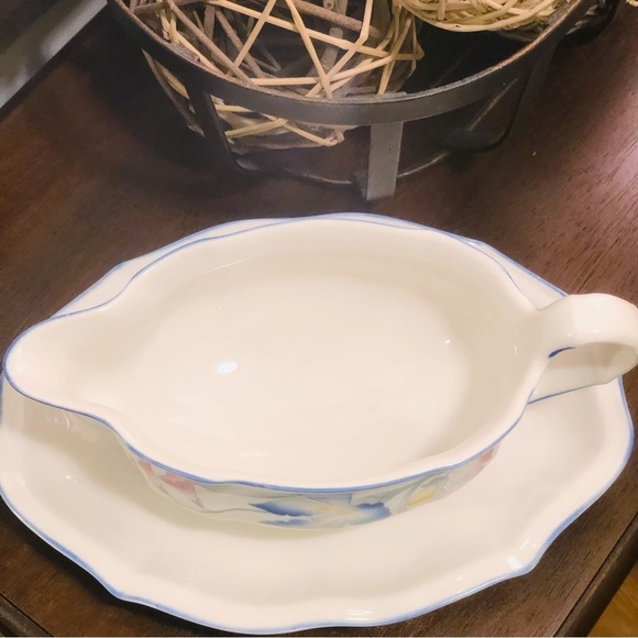 Villeroy & Boch Riviera Gravy/Sauce Boat With Attached Base Plate - Picture 3 of 9